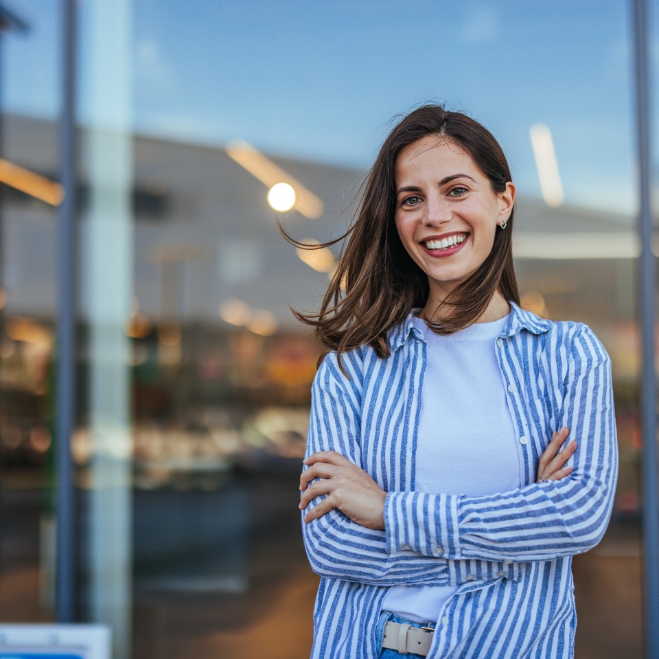 Young latin woman in casual clothing in the street looking at camera, during early morning. Portrait of healthy girl enjoying during sunset. Mindful multiethnic woman enjoy